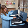Korzystanie z analizatora laboratoryjnego OWO QBD1200 Hach z autosamplerem w laboratorium badania jakości wody pitnej