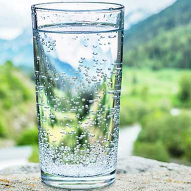 Uzyskanie tej szklanki czystej wody jest możliwe dzięki systemowi dystrybucji, który wykorzystuje skondensowane fosforany do kontroli korozji w systemach dystrybucji wody pitnej.