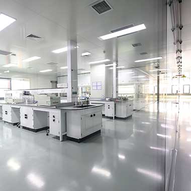 W laboratoriach z wieloma stacjami zlewczymi wykorzystywany jest proces czyszczenia na miejscu przy użyciu roztworu chloru CIP.